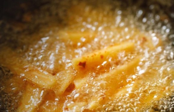 Chilli Potato Recipe: रेस्टोरेंट जैसा चिल्ली पोटैटो घर पर, जाने रेसिपी Chilli Potato Fry